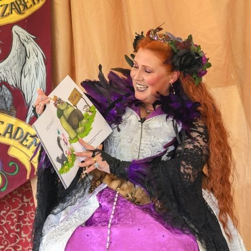 Henna_500x500 Queen Elizabeth reading a story